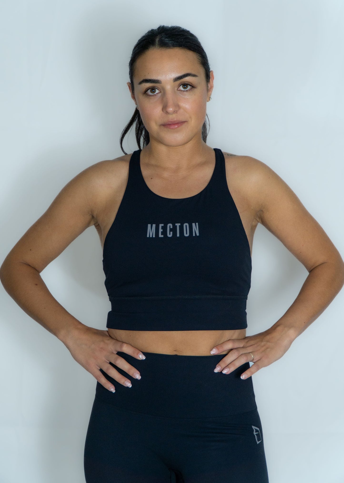 Brassière noire en nylon et élasthanne confortable Mecton de sport pour entrainement fonctionnel, musculation et tous sports. 