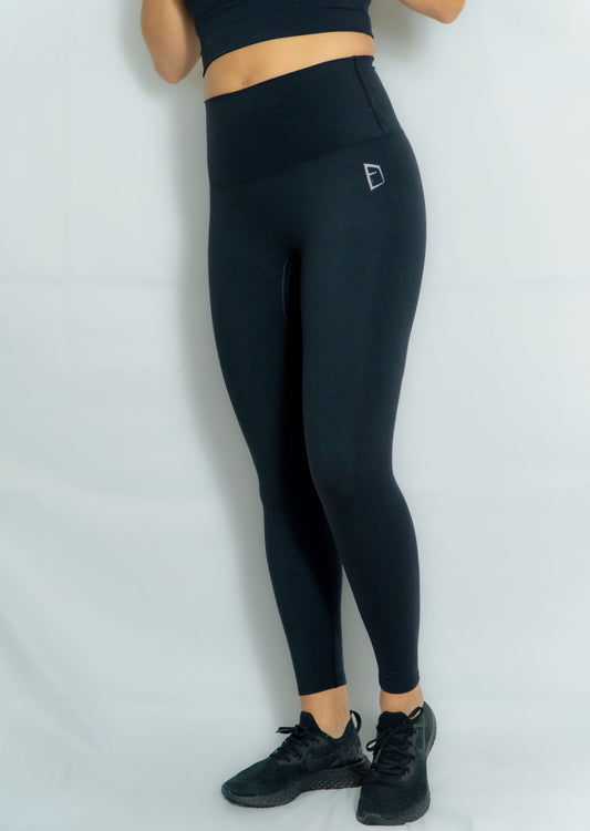 Leggings long Mecton de couleur noire très confortable qui forme une deuxième peau. Matière Nylon pour le confort et elasthanne pour l'élasticité embrassant les formes Impression Mecton en gris hanche gauche et en bas du dos.