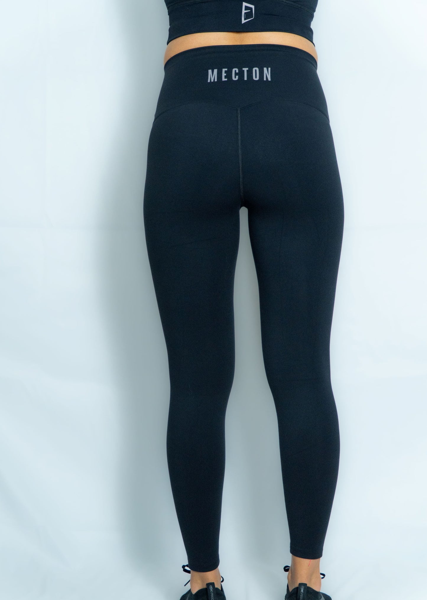 Leggings long Mecton de couleur noire très confortable qui forme une deuxième peau. Matière Nylon pour le confort et elasthanne pour l'élasticité embrassant les formes Impression Mecton en gris hanche gauche et en bas du dos.