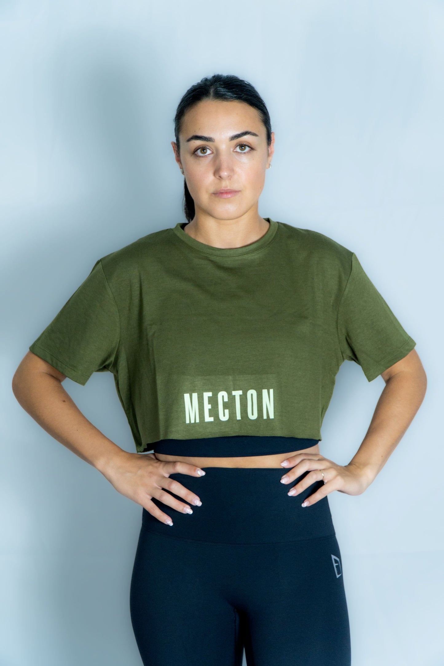 Crop top Mecton couleur kaki oversize tout confort en coton et elasthanne  Imprimé en vert sauge Mecton sur l'avant et le logo au niveau de la nuque