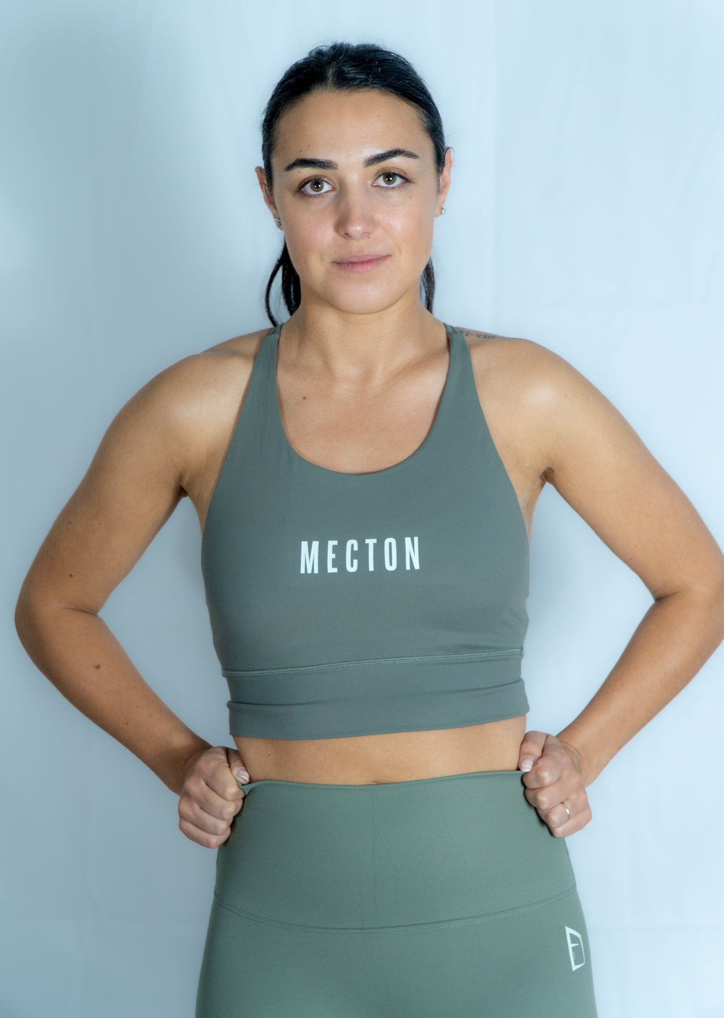 Brassière vert sauge en nylon et élasthanne confortable Mecton de sport pour entrainement fonctionnel, musculation et tous sports. 