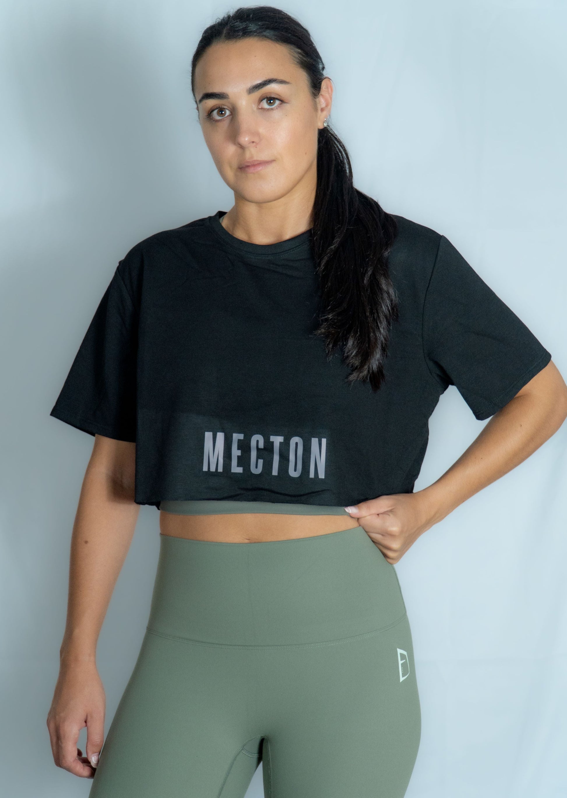 Crop top femme Mecton couleur noire oversize tout confort en coton et elasthanne  Imprimé en gris Mecton sur l'avant et le logo au niveau de la nuque