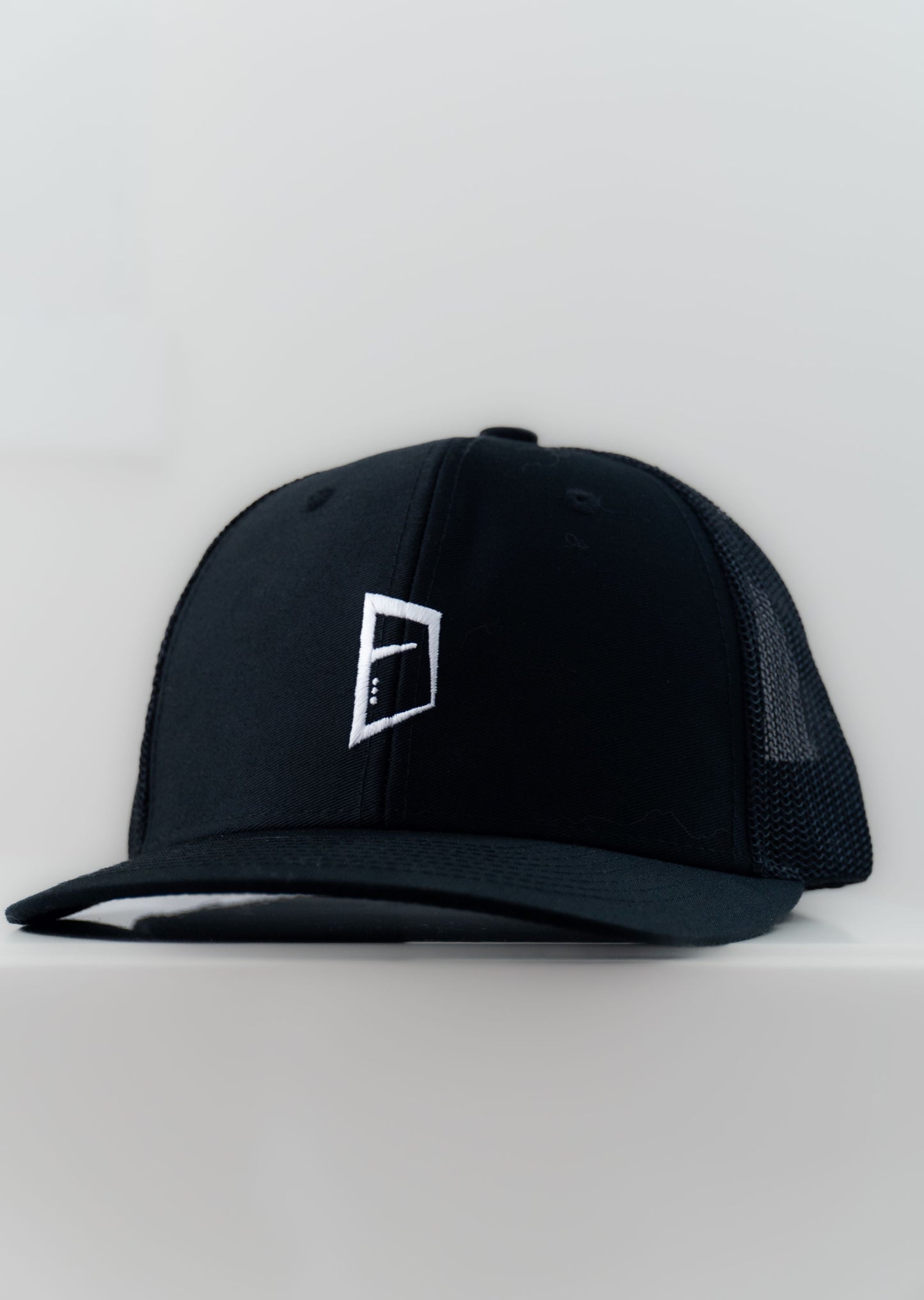 Casquette ajustable tucker noire type baseball brodée logo Mecton confortable, efficace pour se protéger du soleil avec maille respirante à l'arrière