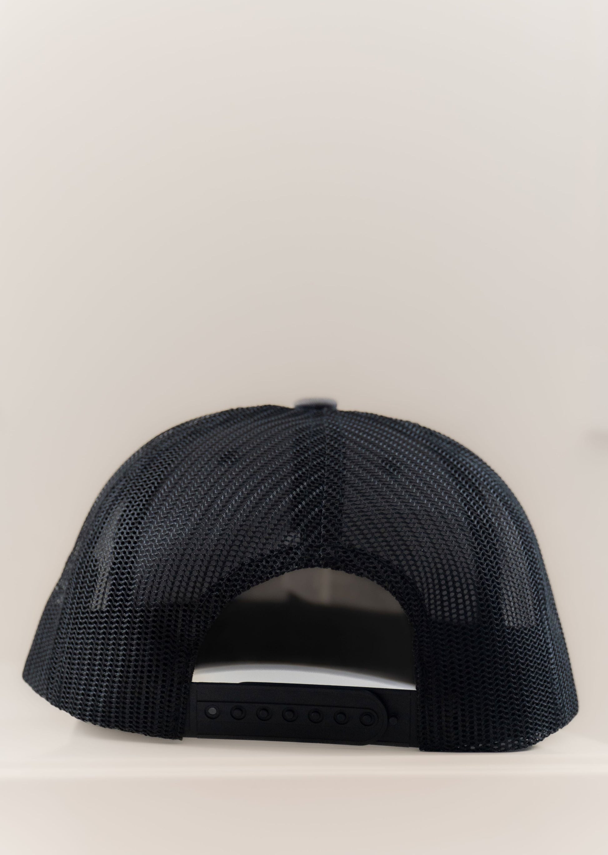 Casquette ajustable tucker grise type baseball brodée logo Mecton confortable, efficace pour se protéger du soleil avec maille respirante à l'arrière