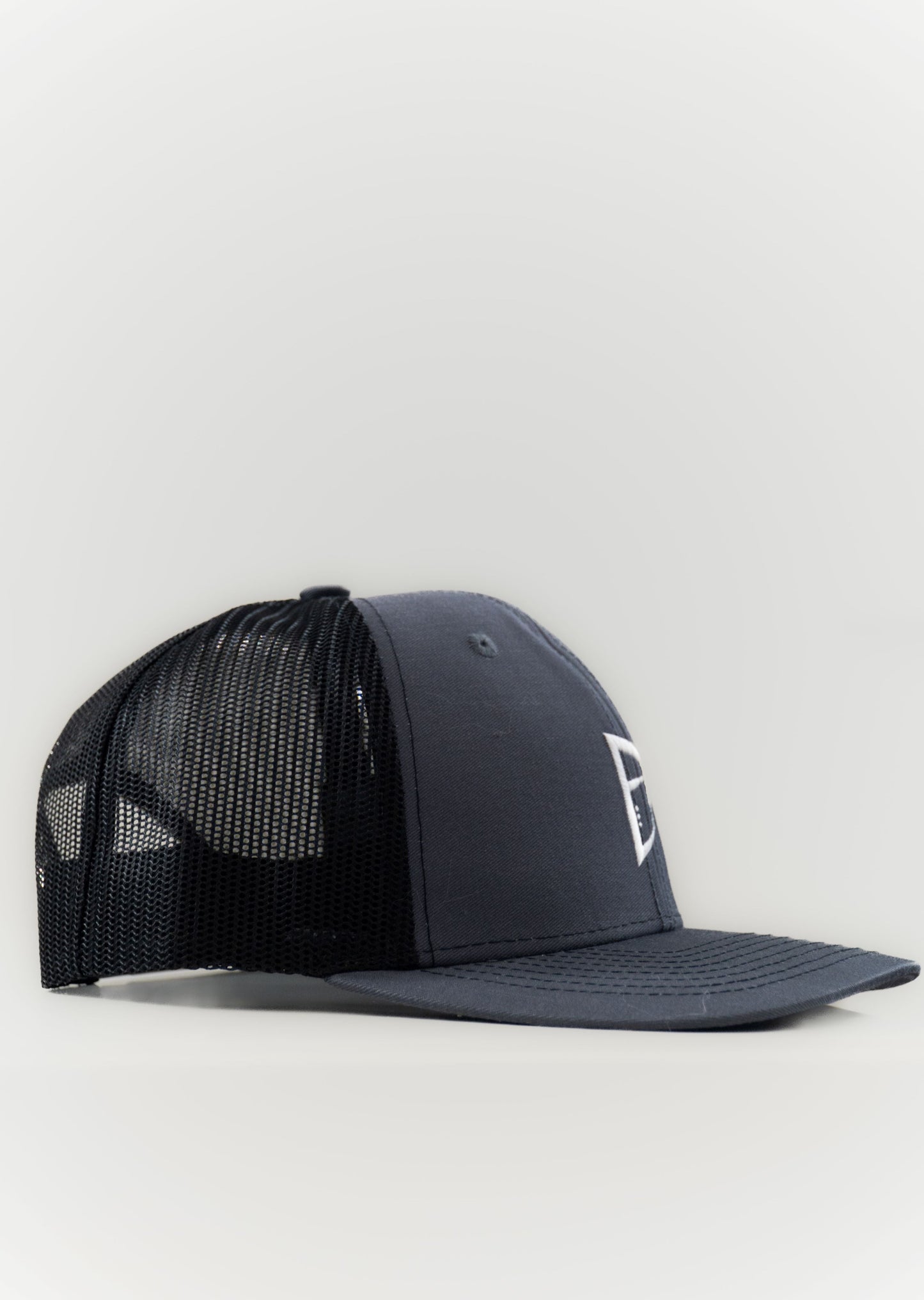 Casquette ajustable tucker grise type baseball brodée logo Mecton confortable, efficace pour se protéger du soleil avec maille respirante à l'arrière