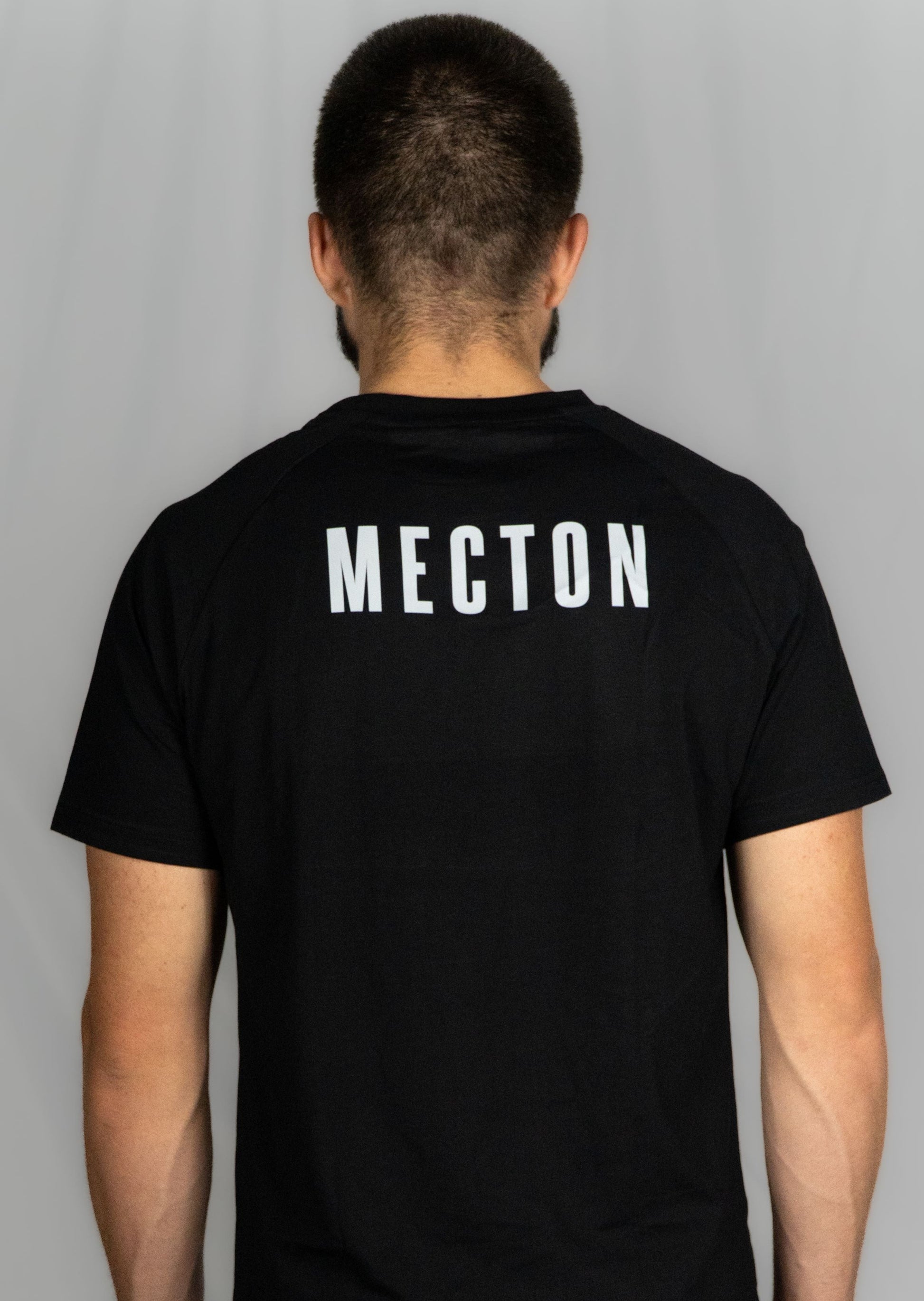 T-shirt unisexe performance Mecton disponibles en deux coloris, noir ou gris. Matière polyester elasthanne pour un confort premium lors de vos séances de sport. Impression Mecton dans le dos et haut du torse Idéal pour vos séances de sport