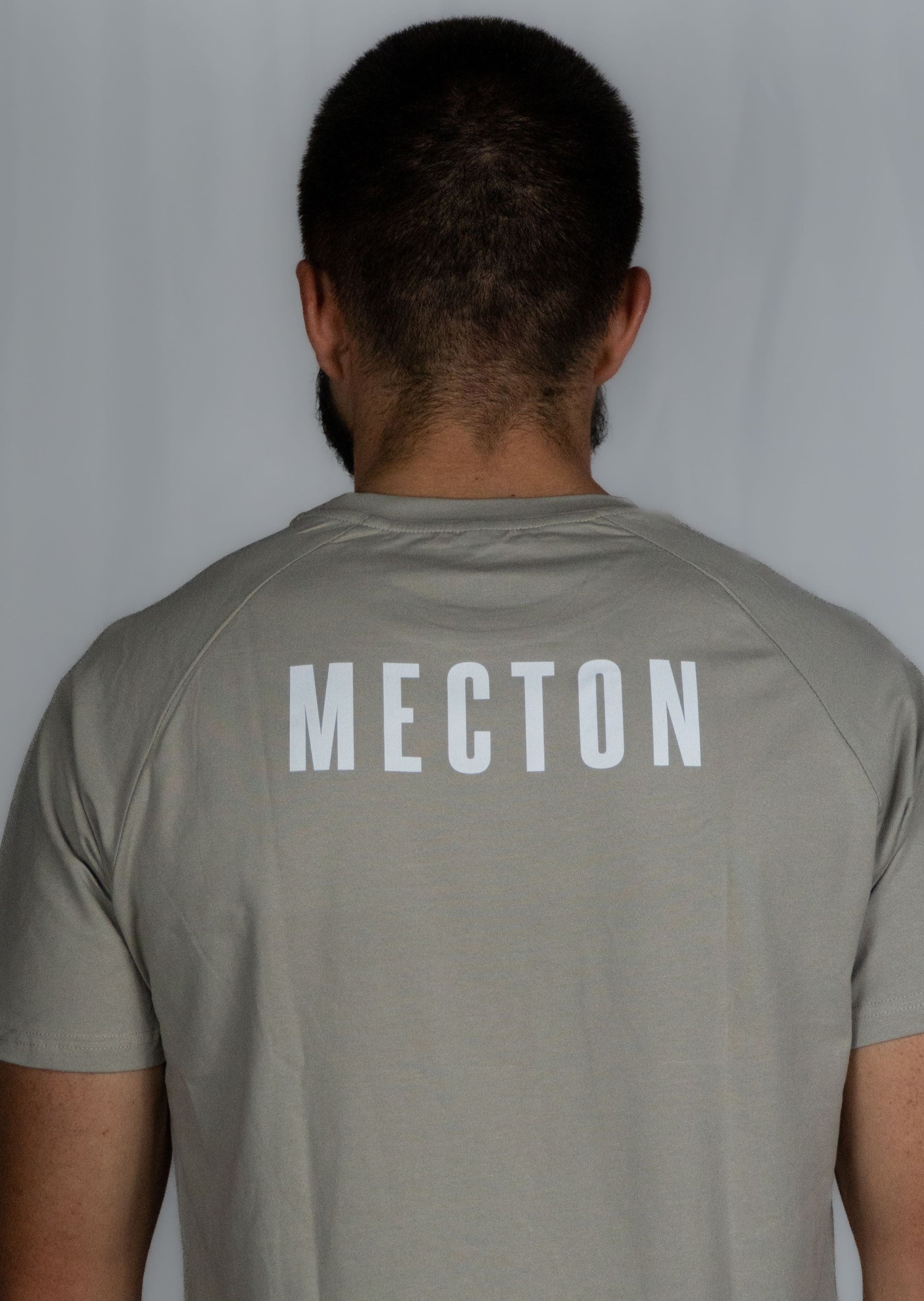 T-shirt unisexe performance Mecton disponibles en deux coloris, noir ou gris. Matière polyester elasthanne pour un confort premium lors de vos séances de sport. Impression Mecton dans le dos et haut du torse Idéal pour vos séances de sport