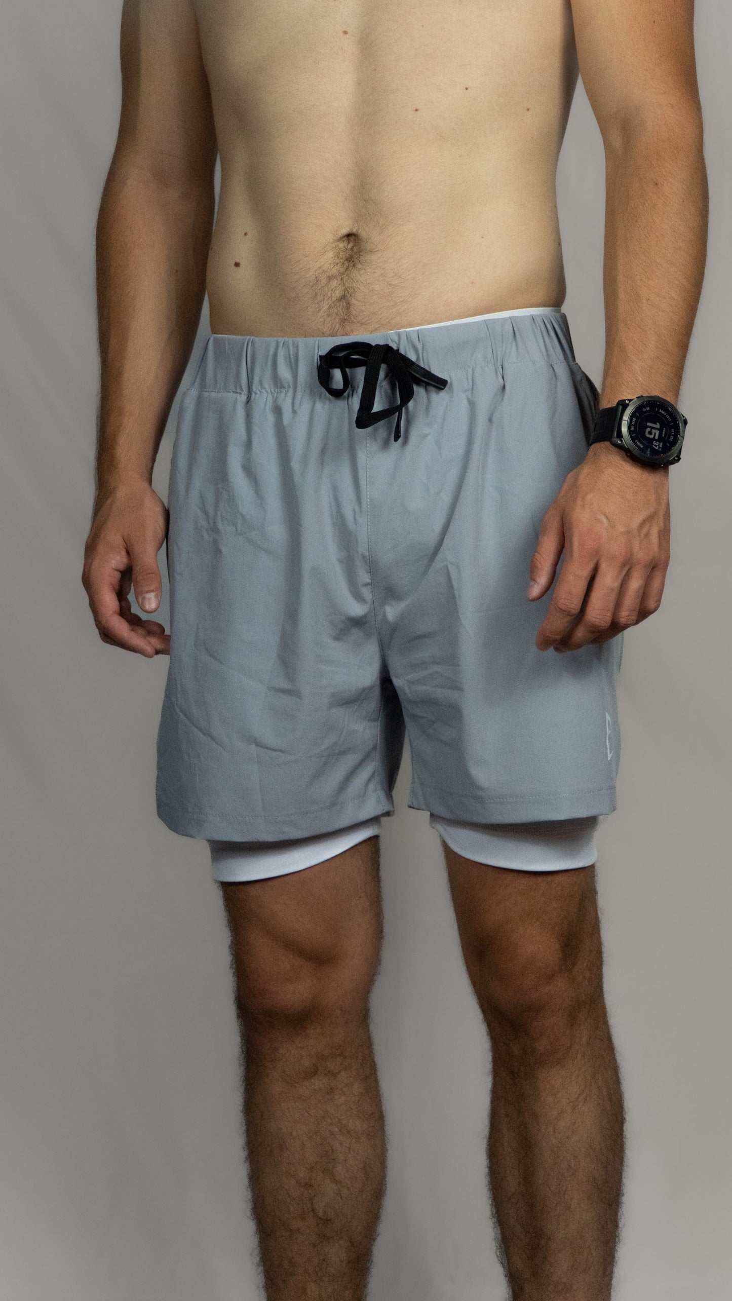 Short double couche Mecton disponible en deux coloris : blanc et gris ou noir. Short en nylon elasthanne pour garantir une elasticité et un confort optimal ainsi que son caleçon en polyester afin de profiter d'une légèreté. Il est conseillé de porter ce short sans sous vêtement pour apprécier le confort que propose ce short de qualité. Impression Mecton sur le short ainsi que le caleçon. Idéal pour le Crossfit, la course à pieds ou tout autre sport.