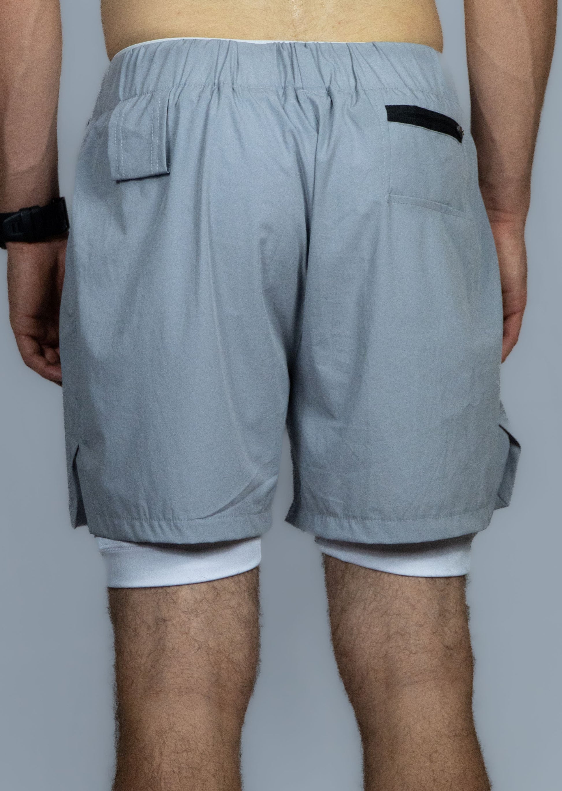 Short double couche Mecton disponible en deux coloris : blanc et gris ou noir. Short en nylon elasthanne pour garantir une elasticité et un confort optimal ainsi que son caleçon en polyester afin de profiter d'une légèreté. Il est conseillé de porter ce short sans sous vêtement pour apprécier le confort que propose ce short de qualité. Impression Mecton sur le short ainsi que le caleçon. Idéal pour le Crossfit, la course à pieds ou tout autre sport.