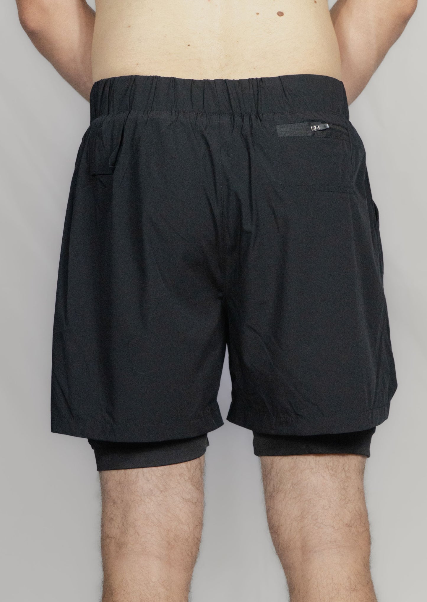 Short double couche Mecton disponible en deux coloris : blanc et gris ou noir. Short en nylon elasthanne pour garantir une elasticité et un confort optimal ainsi que son caleçon en polyester afin de profiter d'une légèreté. Il est conseillé de porter ce short sans sous vêtement pour apprécier le confort que propose ce short de qualité. Impression Mecton sur le short ainsi que le caleçon. Idéal pour le Crossfit, la course à pieds ou tout autre sport.