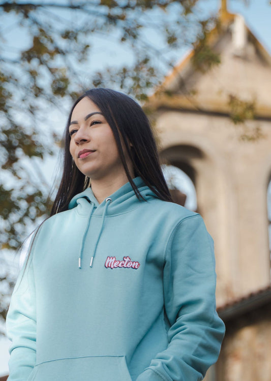 Hoodie de couleur vert brodé Mecton qualité premium et confort inégalable avec étiquette tissée aux couleurs du drapeau français. Sweatshirt épais pour rester au chaud, matière coton et polyester biologique issu du recyclage marin.