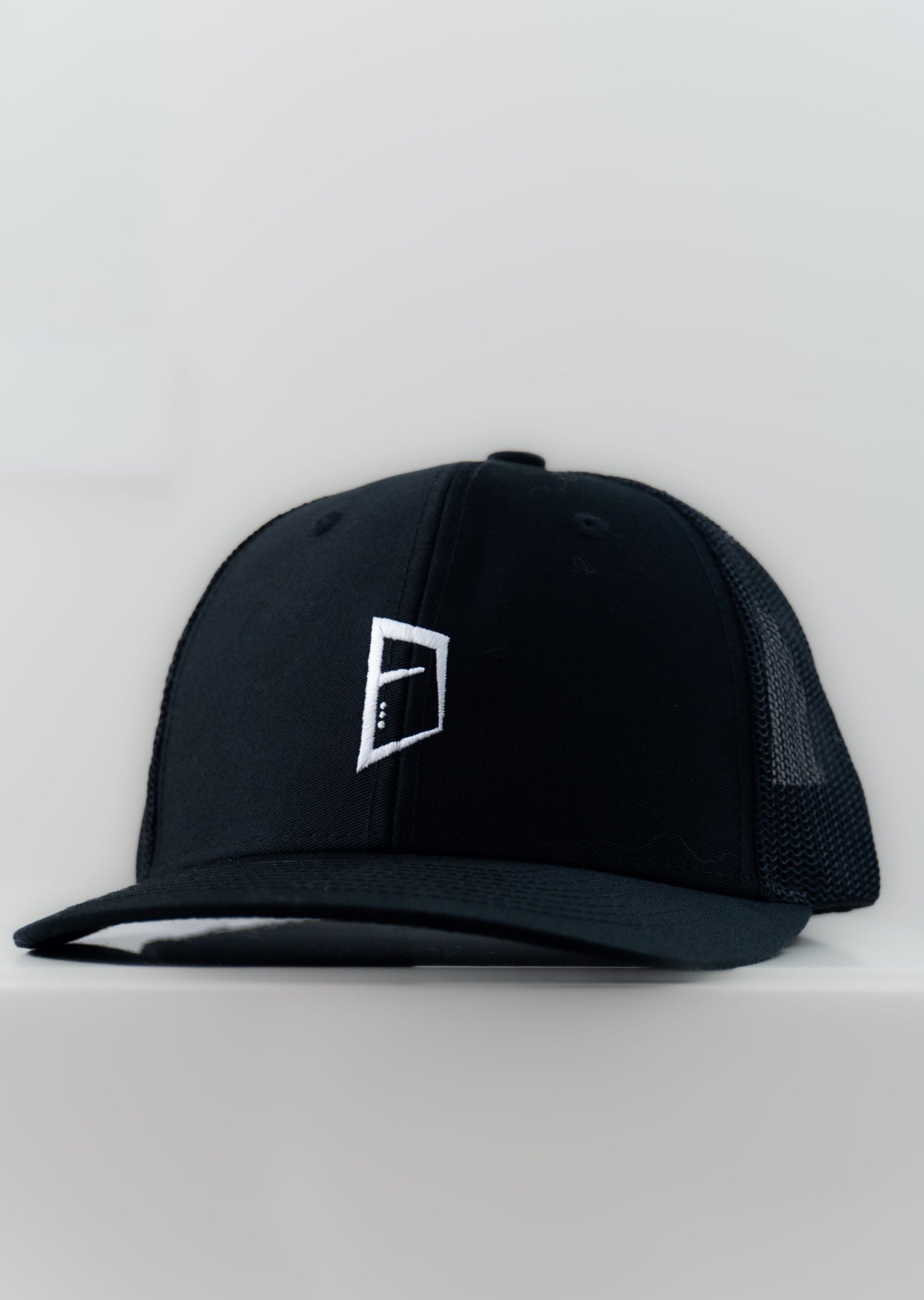 Casquette ajustable tucker noire type baseball brodée logo Mecton confortable, efficace pour se protéger du soleil avec maille respirante à l'arrière