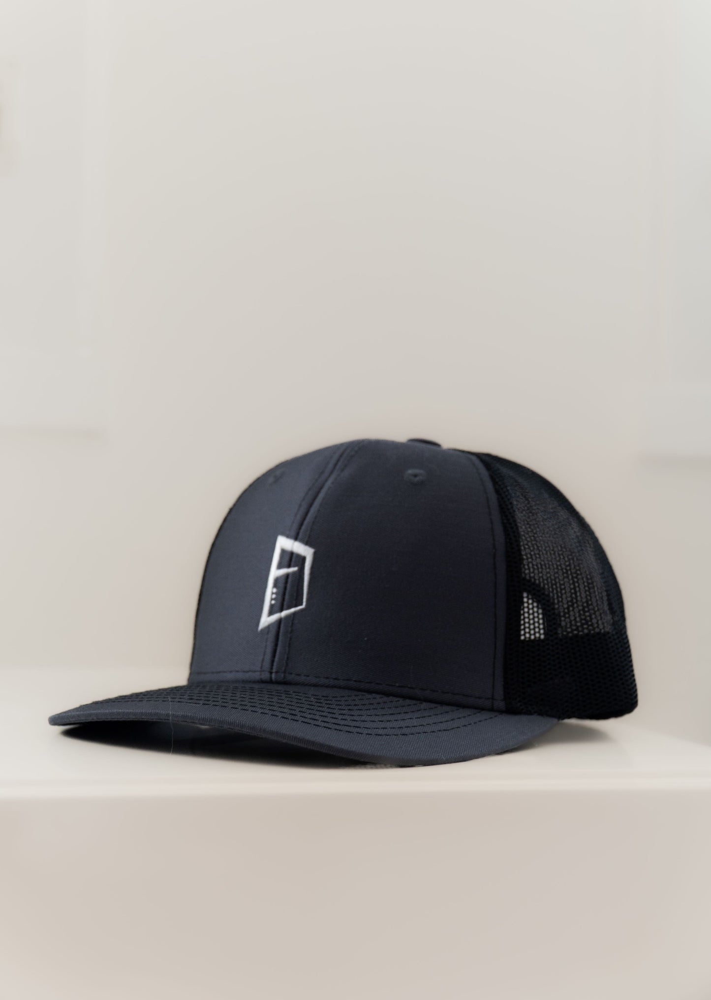 Casquette ajustable tucker grise type baseball brodée logo Mecton confortable, efficace pour se protéger du soleil avec maille respirante à l'arrière