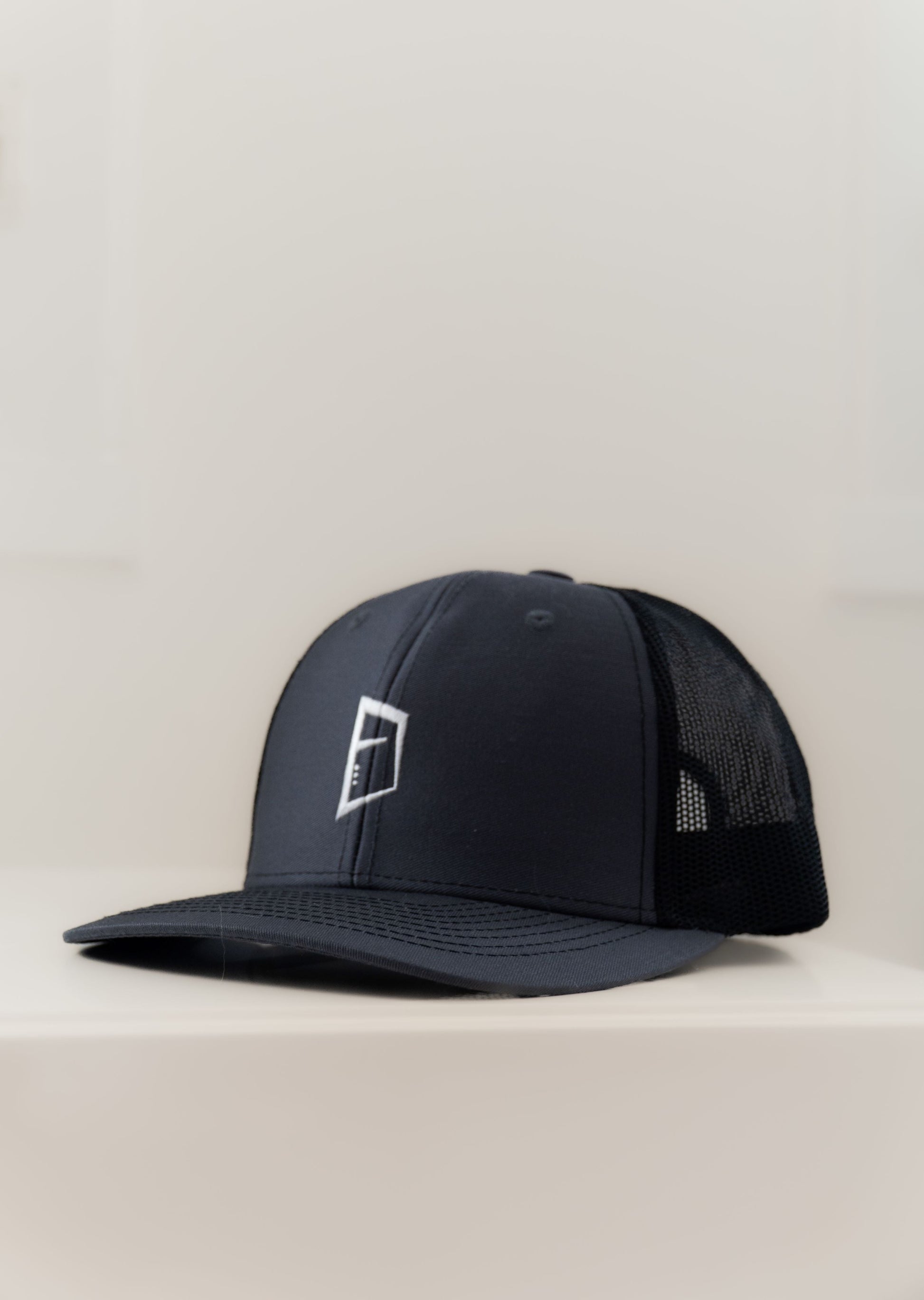 Casquette ajustable tucker grise type baseball brodée logo Mecton confortable, efficace pour se protéger du soleil avec maille respirante à l'arrière