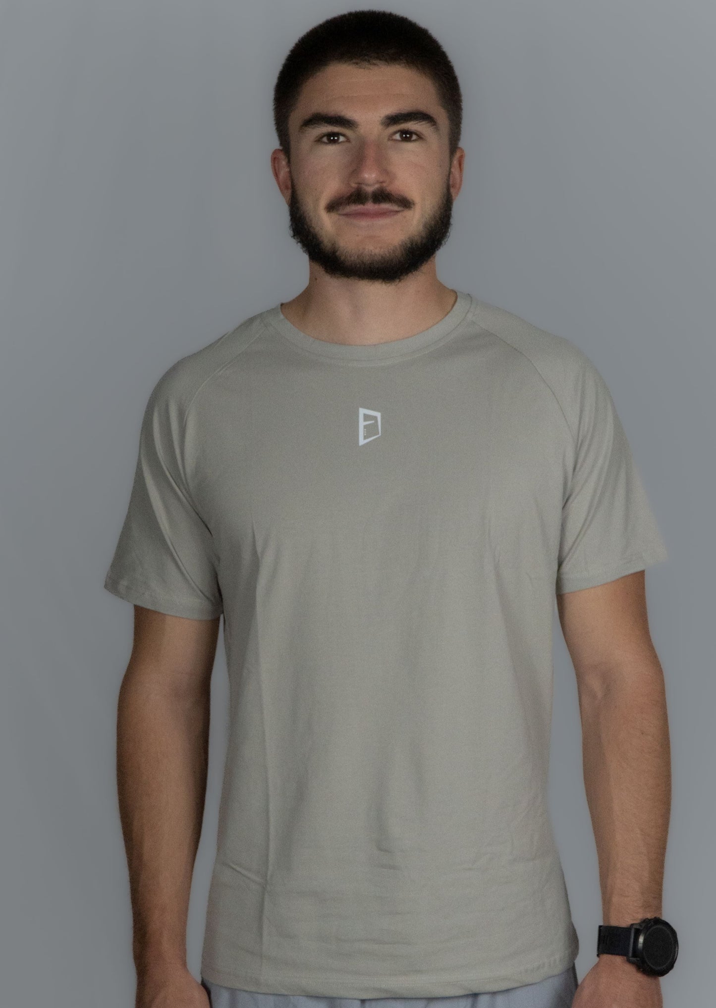 T-shirt unisexe performance Mecton disponibles en deux coloris, noir ou gris. Matière polyester elasthanne pour un confort premium lors de vos séances de sport. Impression Mecton dans le dos et haut du torse Idéal pour vos séances de sport