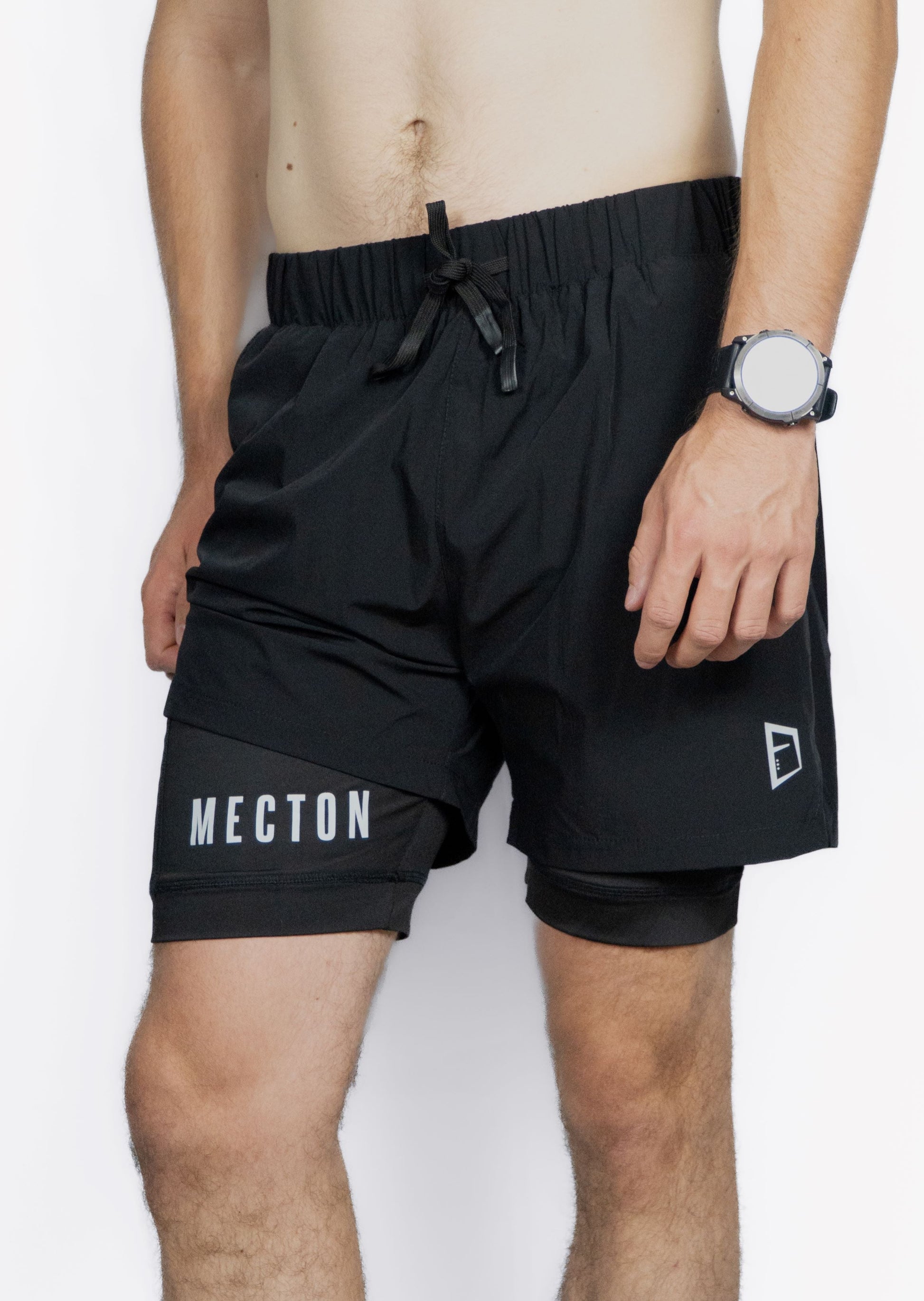 Short double couche Mecton disponible en deux coloris : blanc et gris ou noir. Short en nylon elasthanne pour garantir une elasticité et un confort optimal ainsi que son caleçon en polyester afin de profiter d'une légèreté. Il est conseillé de porter ce short sans sous vêtement pour apprécier le confort que propose ce short de qualité. Impression Mecton sur le short ainsi que le caleçon. Idéal pour le Crossfit, la course à pieds ou tout autre sport.